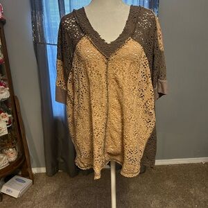 Mystree Two-Tone Crochet Short Sleeve Top in Tan and Brown